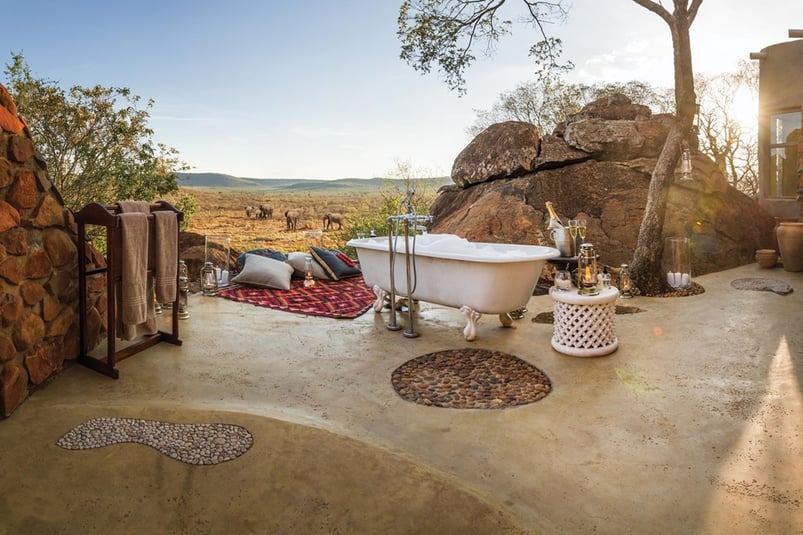 01-Inspiring You with 10 Awesome Exotic Outdoor Hotel Bathrooms