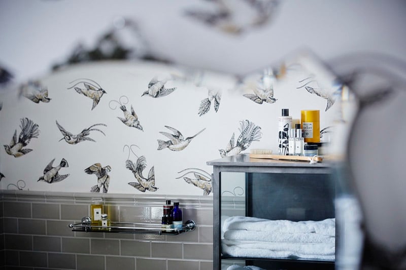 01-Inspiring You with Wallpapered Bathrooms(1)